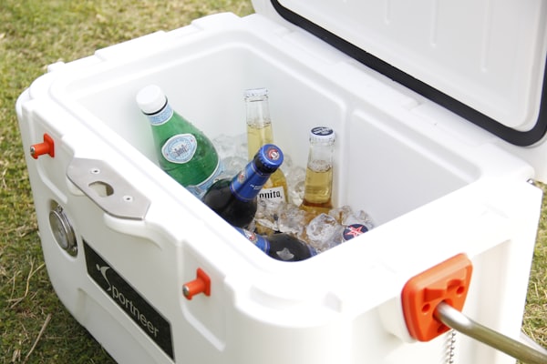 Glacière portable à côté d'un van en extérieur